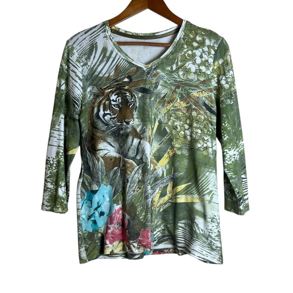 Alia v neck tiger print graphic shirt.‎ Size small